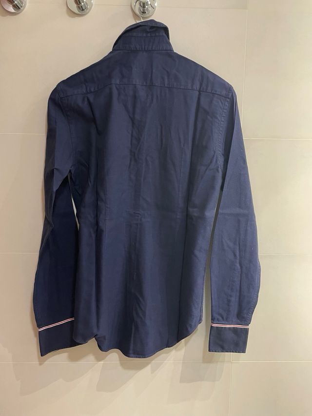 Camisa azul marino de Zara