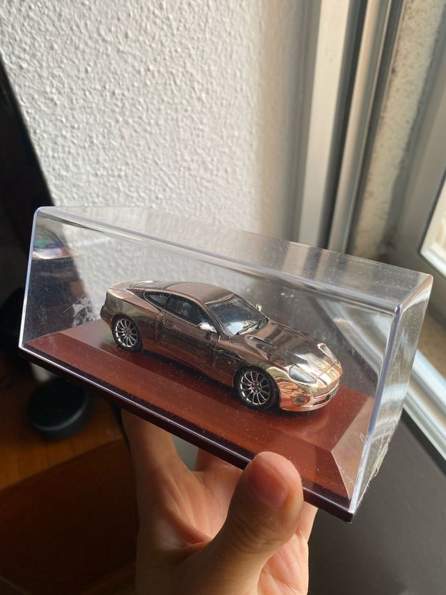 Coche Aston Martin en miniatura - Escala 1:43