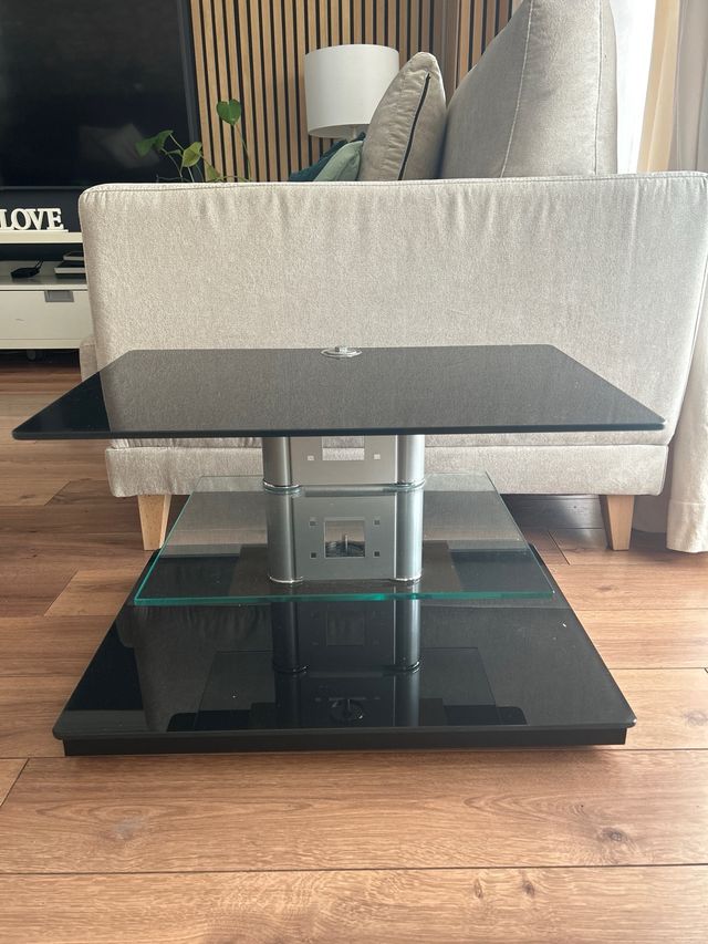 Mesa baja con ruedas tiene cristal grueso negro