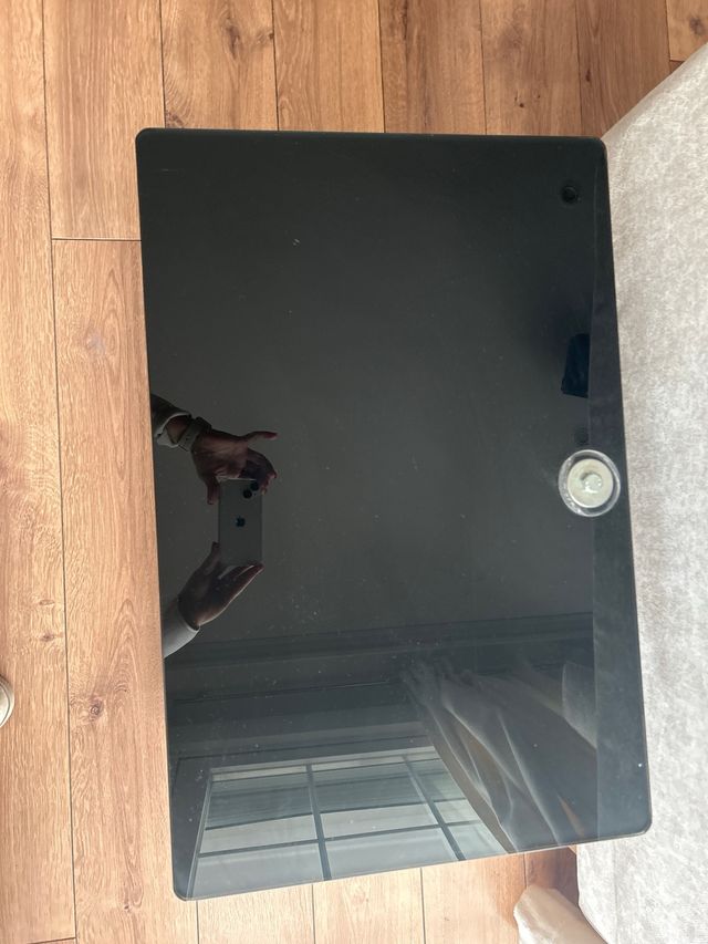 Mesa baja con ruedas tiene cristal grueso negro