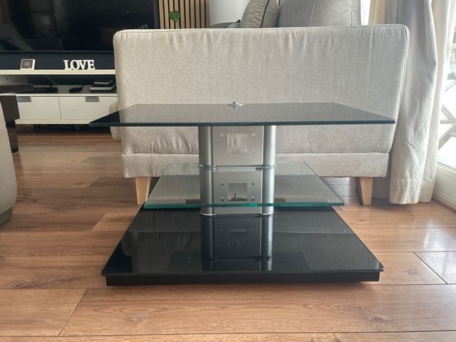 Mesa baja con ruedas tiene cristal grueso negro