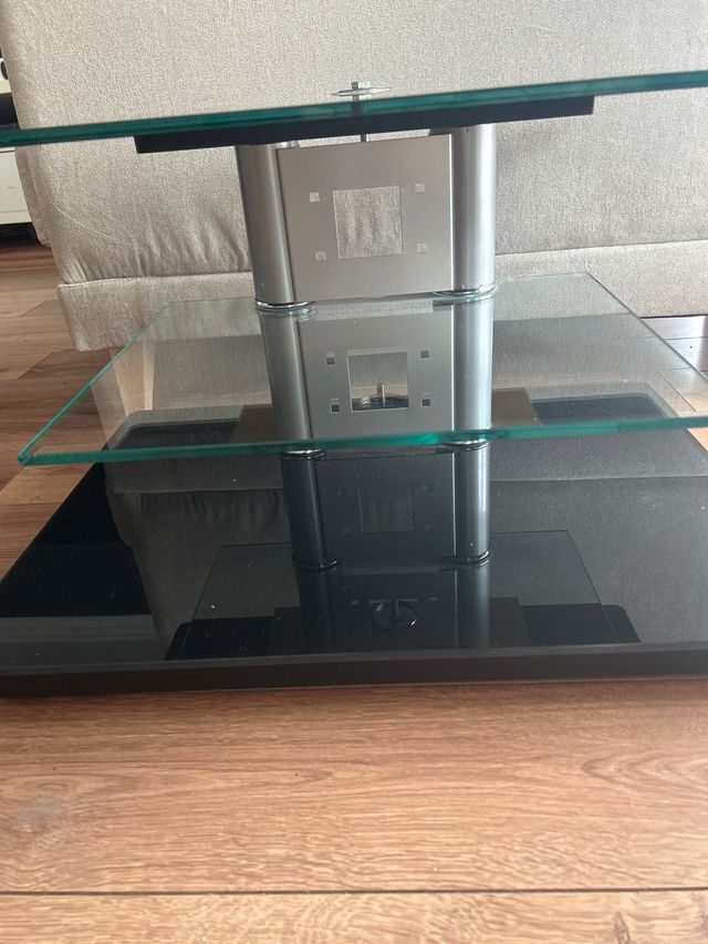 Mesa baja con ruedas tiene cristal grueso negro