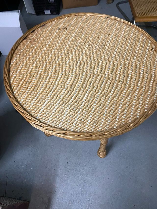 Mesa mimbre redonda .