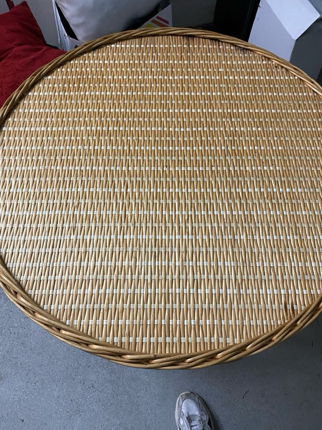 Mesa mimbre redonda .