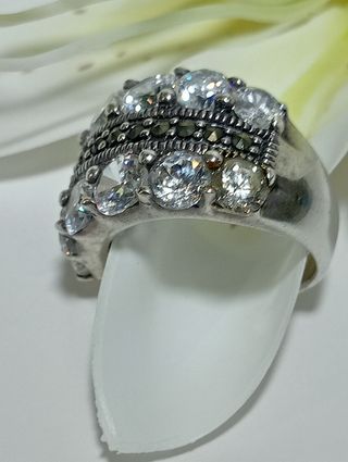 Magnífico Anillo circonita plata de ley .