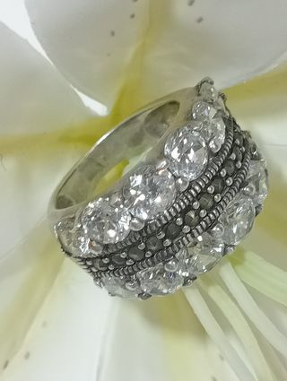 Magnífico Anillo circonita plata de ley .