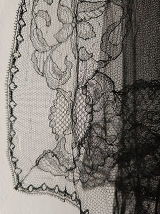 Preciosa mantilla antigua Chantilly 