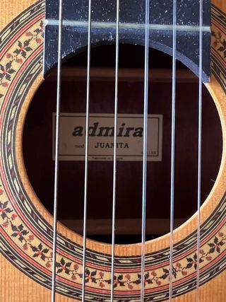 Guitarra española admira modelo juanita