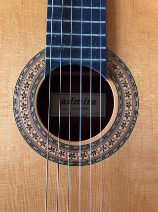 Guitarra española admira modelo juanita