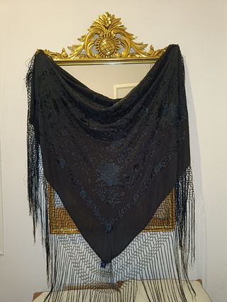 Precioso mantón manila en seda