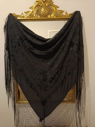 Precioso mantón manila en seda