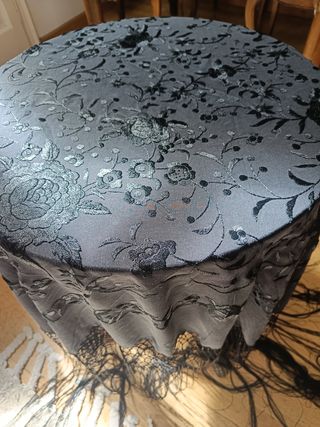 Precioso mantón manila en seda