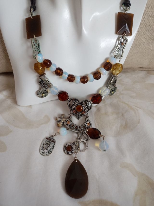 Collar bohemio con colgantes y cuentas. Con caja.