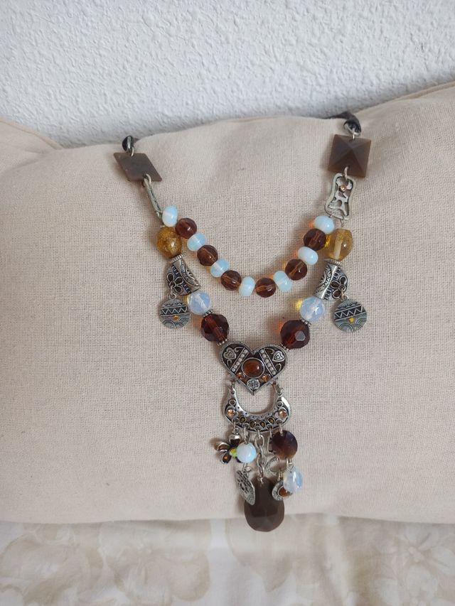 Collar bohemio con colgantes y cuentas. Con caja.
