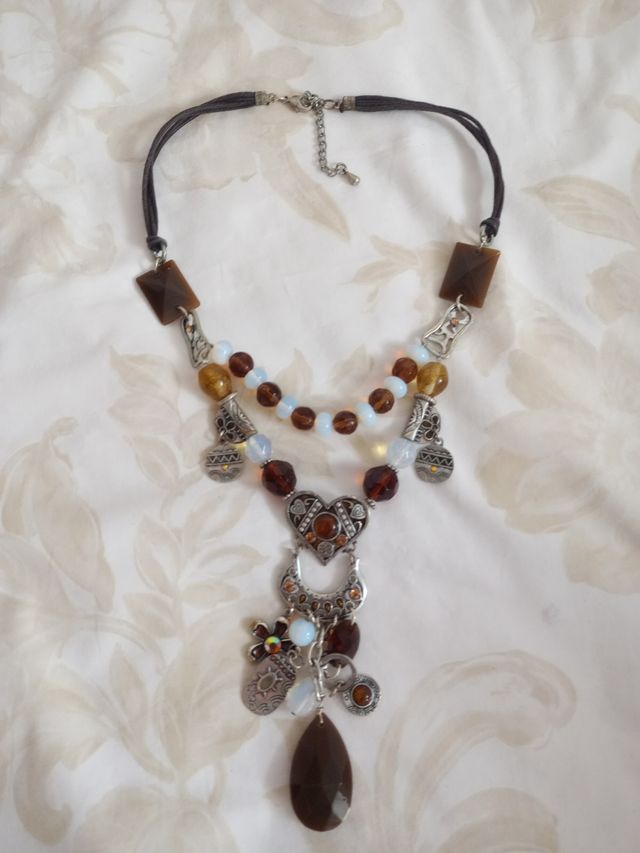 Collar bohemio con colgantes y cuentas. Con caja.