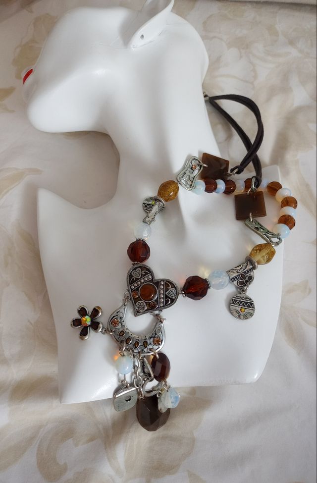 Collar bohemio con colgantes y cuentas. Con caja.