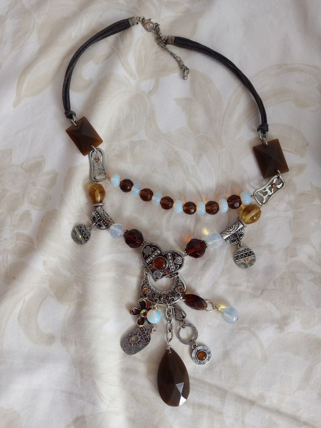Collar bohemio con colgantes y cuentas. Con caja.
