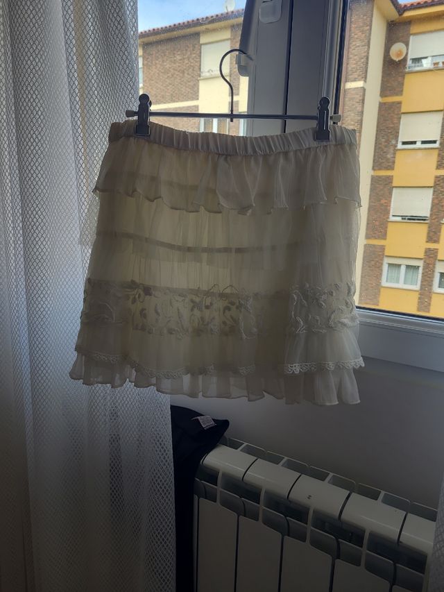 Minifalda encajes volantes beige