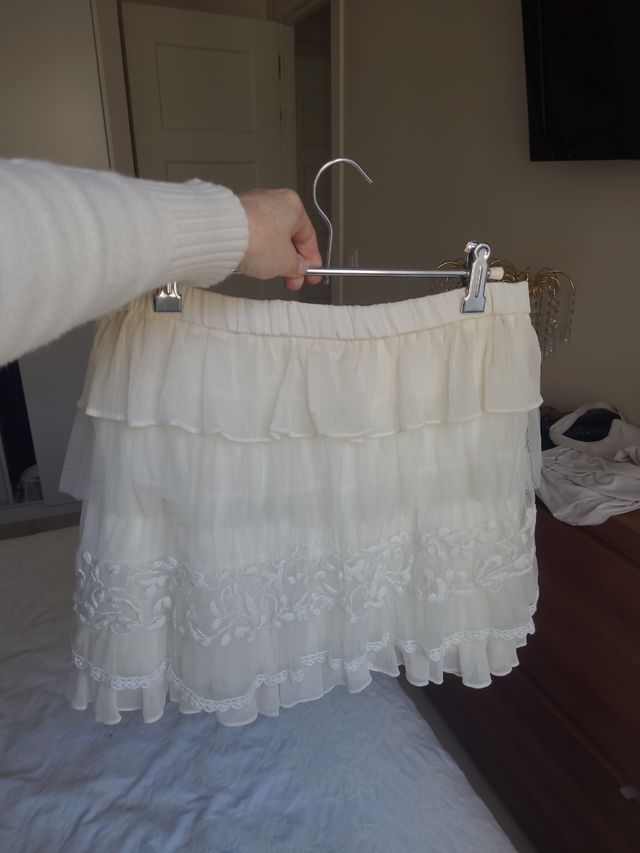 Minifalda encajes volantes beige