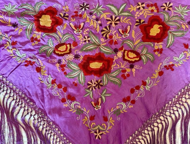 Mantoncillo bordado flores seda Malva