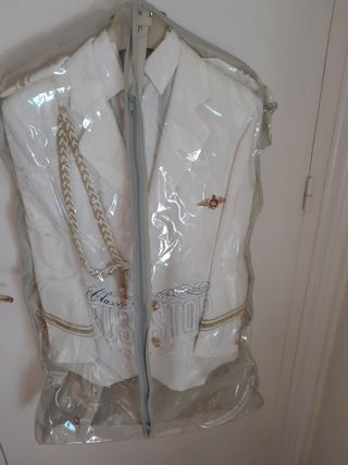 Traje comunión esta nuevo .