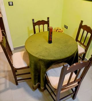 Mesa de comedor o cocina extensible con 4 sillas.