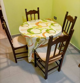 Mesa de comedor o cocina extensible con 4 sillas.