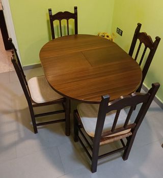 Mesa de comedor o cocina extensible con 4 sillas.