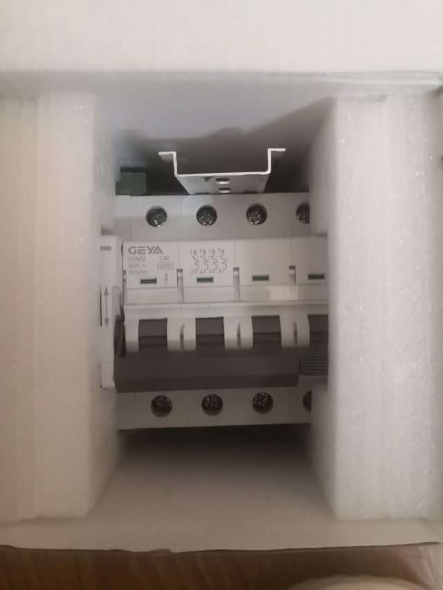 Interruptor diferencial trifasico autorearmable