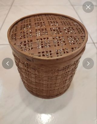 Piccolo cesto di bamboo vintage.