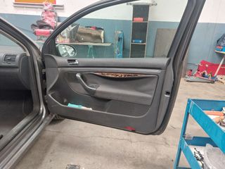 Tapicería de coche techo puertas asientos volante.