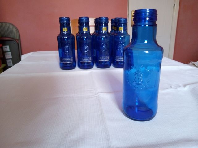 Botellas de vidrio azul