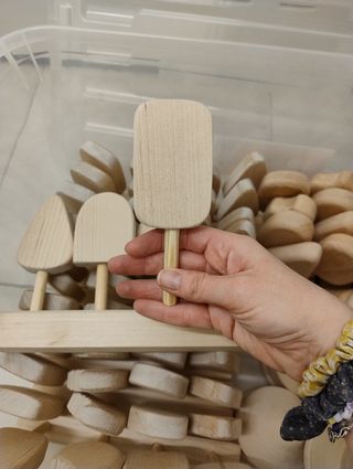 4 helados de madera con soporte Montessori. NUEVOS