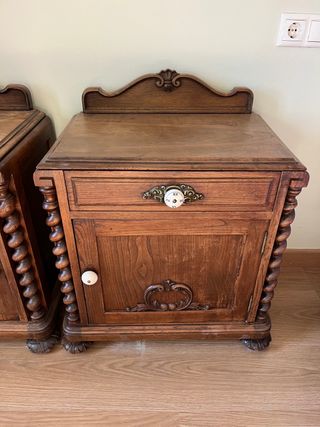 Dos Mesitas de noche antiguas