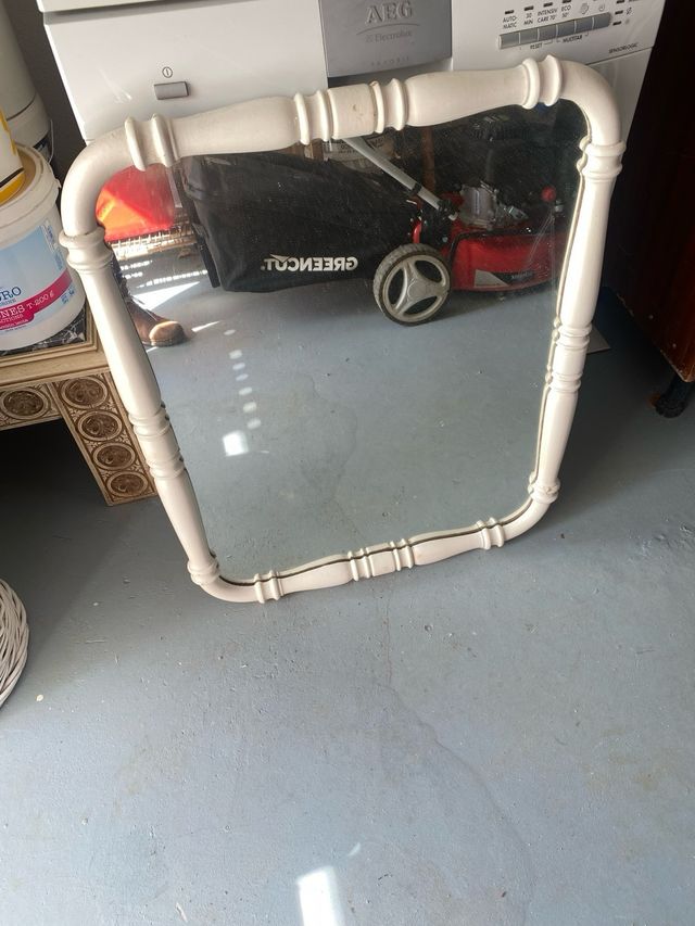 Espejo con marco de madera blanco