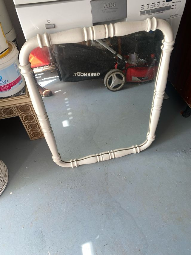 Espejo con marco de madera blanco