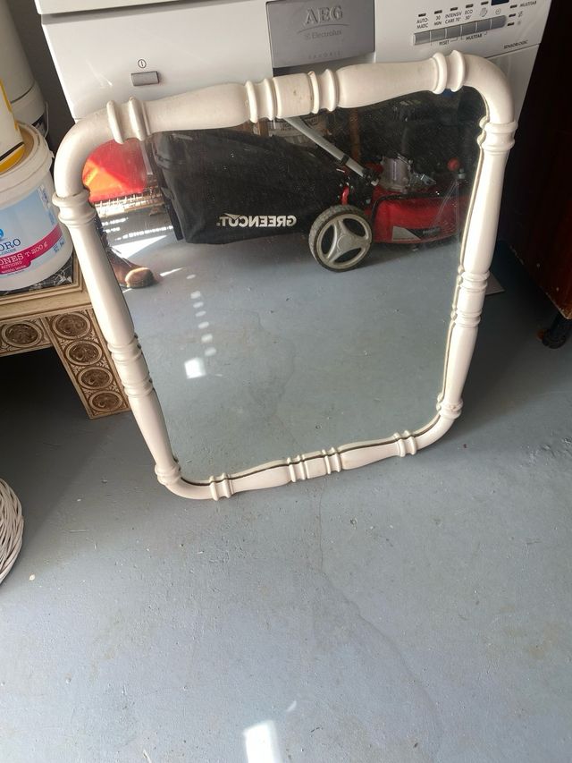 Espejo con marco de madera blanco