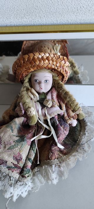 9 bambole in ceramica