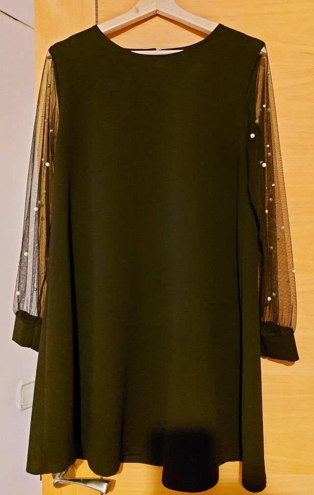 Vestido negro , mangas transparentes
