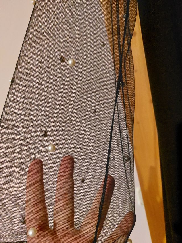 Vestido negro , mangas transparentes