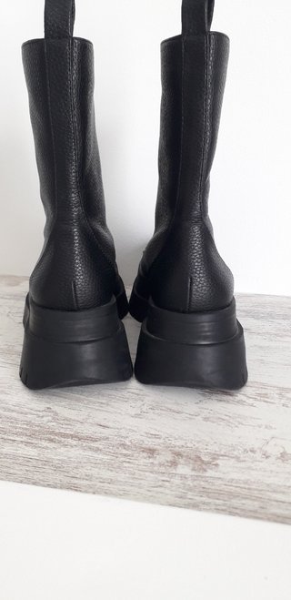 Bota negra Bershka