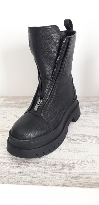 Bota negra Bershka