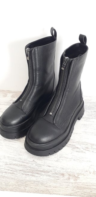 Bota negra Bershka