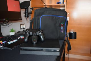 PS4 Slim 1tb + 2 mandos y base de carga + funda.