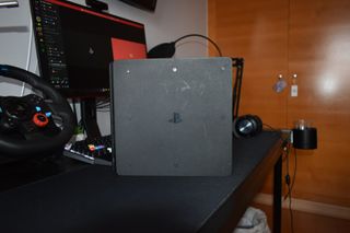 PS4 Slim 1tb + 2 mandos y base de carga + funda.