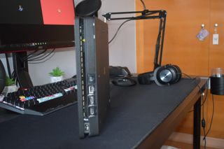 PS4 Slim 1tb + 2 mandos y base de carga + funda.