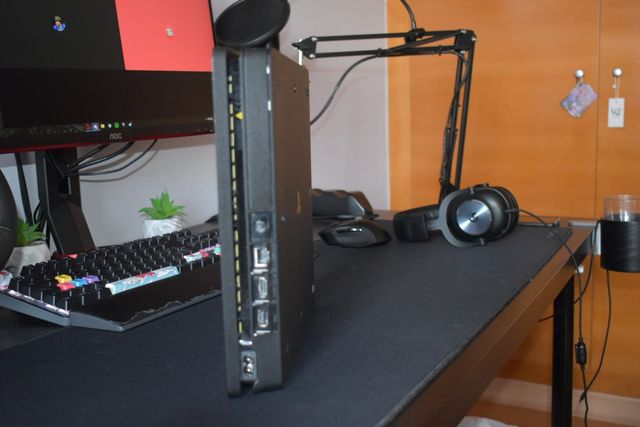 PS4 Slim 1tb + 2 mandos y base de carga + funda.