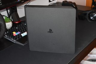 PS4 Slim 1tb + 2 mandos y base de carga + funda.