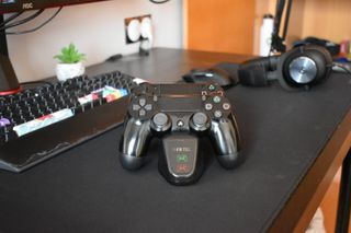 PS4 Slim 1tb + 2 mandos y base de carga + funda.