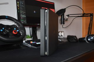 PS4 Slim 1tb + 2 mandos y base de carga + funda.